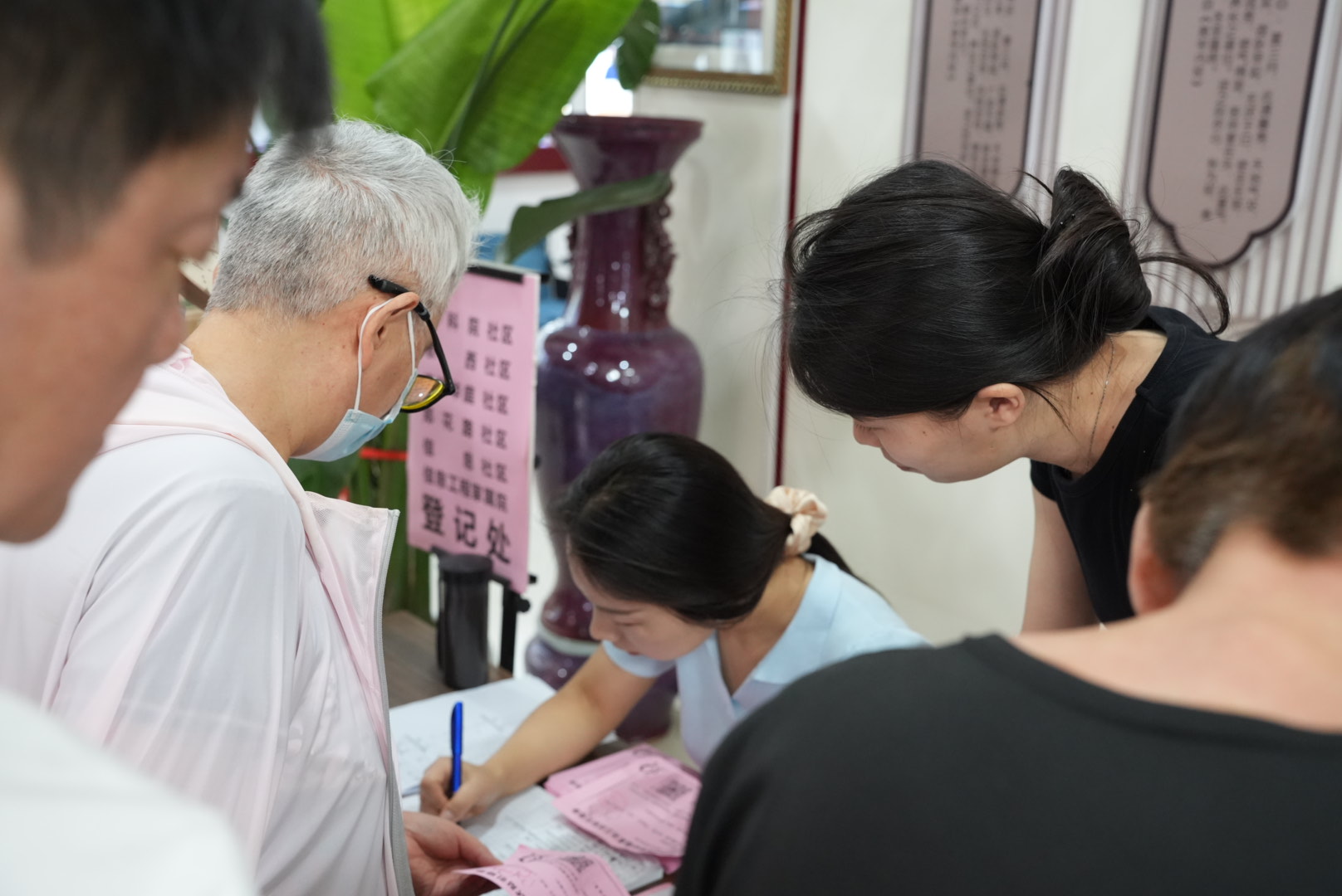 头伏至，仲华国医馆里暖意浓 —— 三伏贴与火龙灸的忙碌时光